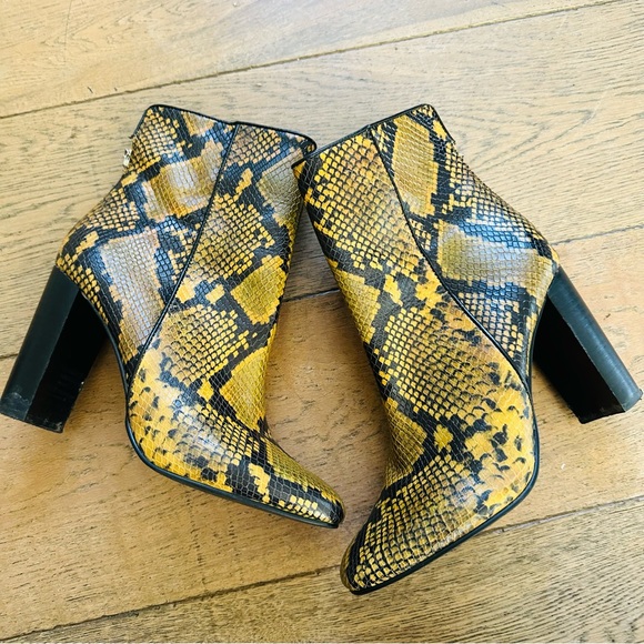 AQUA Womens Yellow Snake Print Soren Round Toe Block Heel Leather Booties 9.5 - Picture 4 of 8